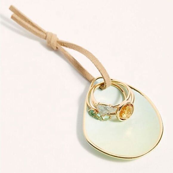 Free People Love Story Stone Rings Set of 3 w/ Display Dish NWT Size 6 7… - Picture 2 of 4